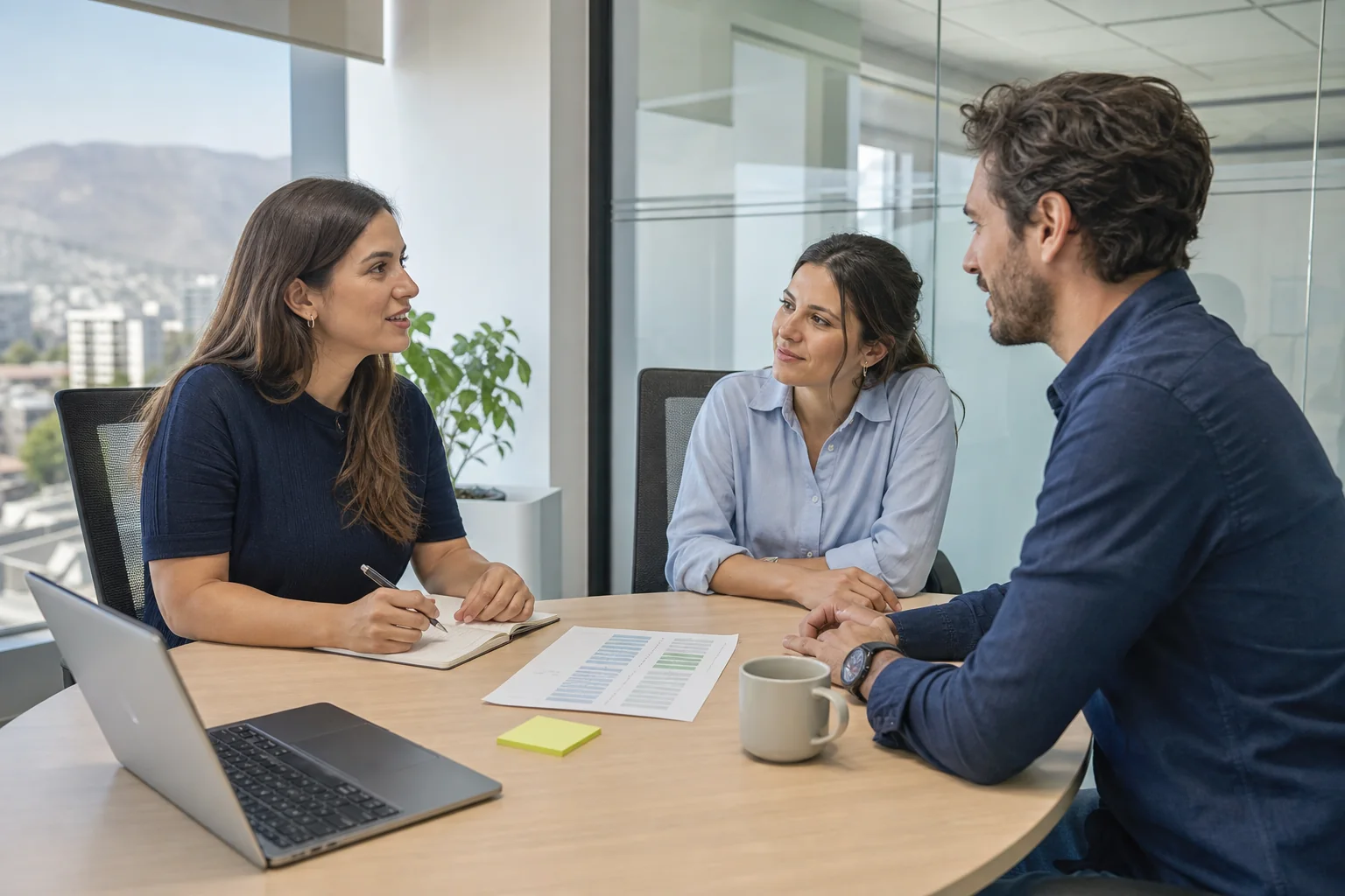 Reunión de diagnóstico entre una asesora de Norte Contable y dos fundadores.